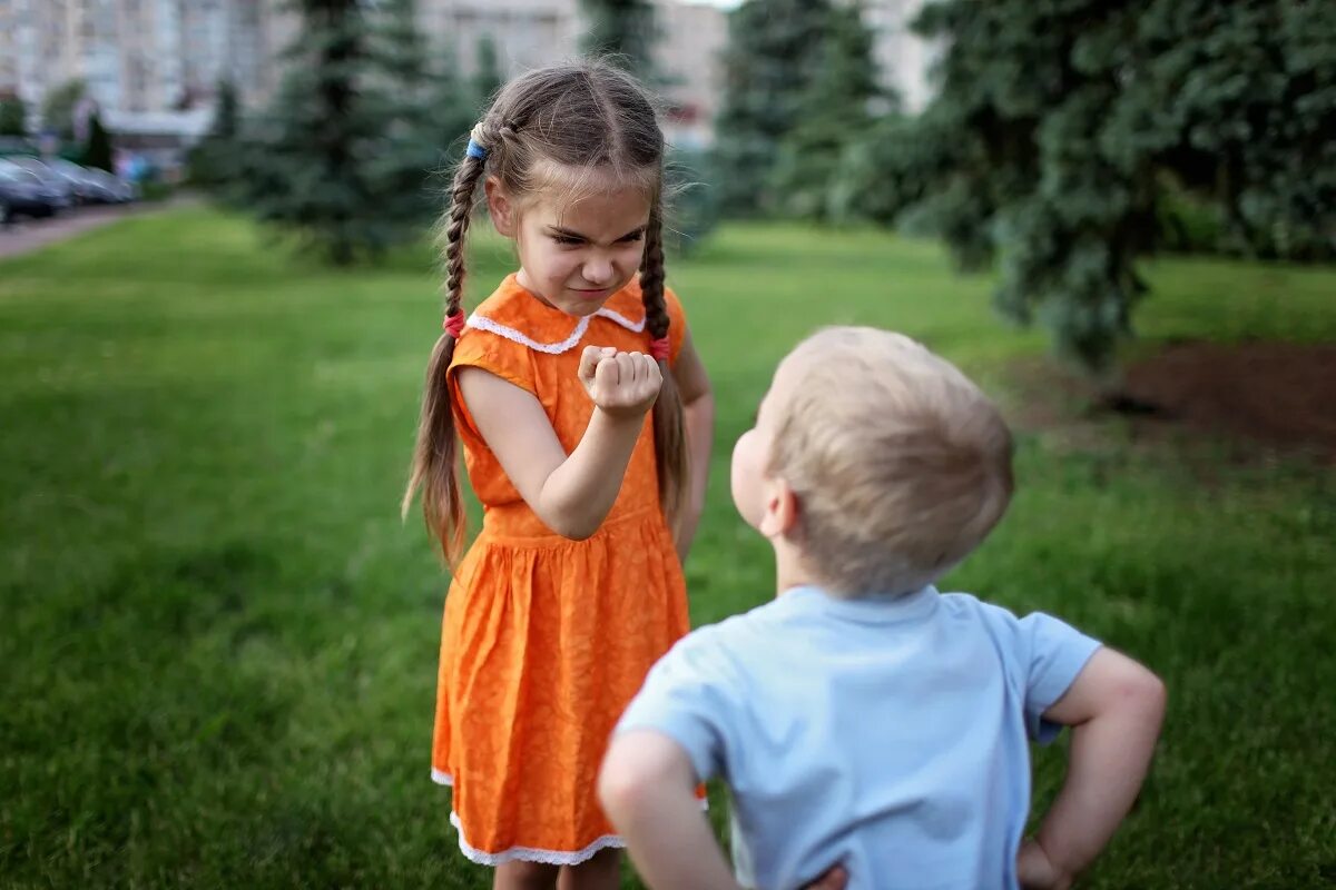 Избалованный ребенок. Фото маленькая девочка с пончиками. Видео почему девочка. Хелена ценгель фото. Видео почему девочка.