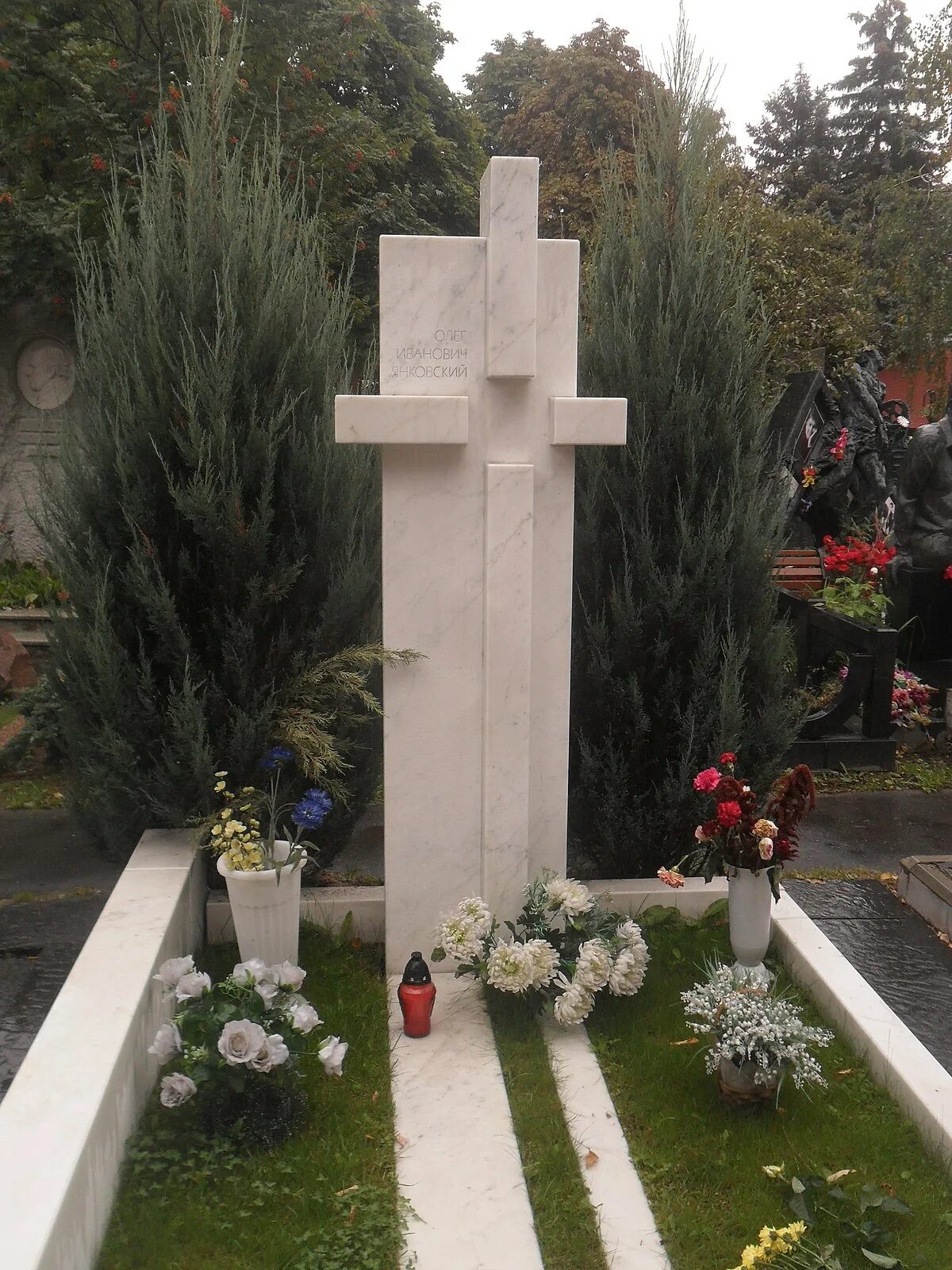 Олег янковский новодевичье кладбище. Олег янковский могила. Олег янковский новодевичье кладбище. Олег янковский могила. Олег янковский новодевичье кладбище.