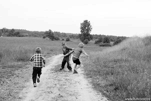 Не спеша шли по тропинке. Босоногое детство в деревне. Босоногое детство СССР. Дети бегут в деревне. Советские дети бегут.