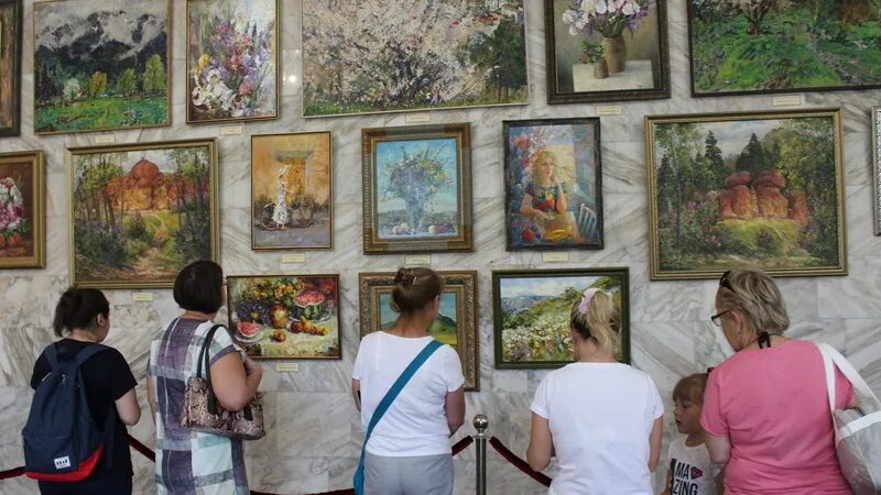 Выставка раз в два года. Картинная галерея кисловодск. кисловодск нарзанная галерея выставка. картины кисловодск у нарзанной галереи. картинная выставка в парке кисловодска.
