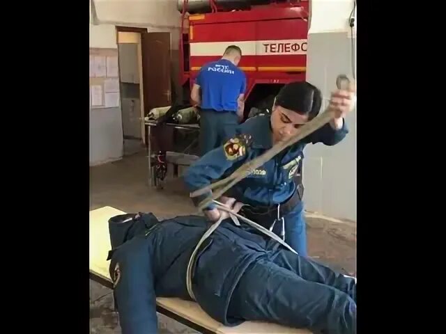 Вязка двойной спасательной на пострадавшем