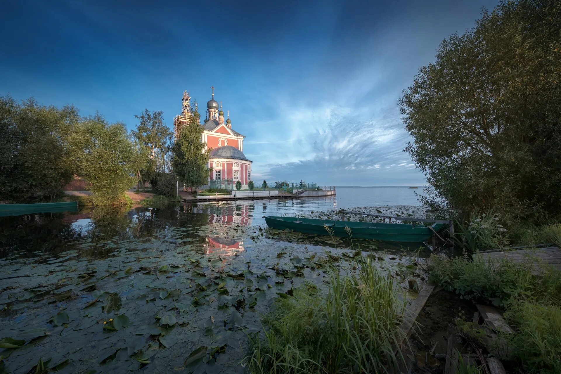 Церковь на берегу озера. Устье реки Трубеж Переславль Залесский. Река Трубеж Переславль Залесский. Храм сорока мучеников Переславль Залесский. Плещеево озеро Трубеж.