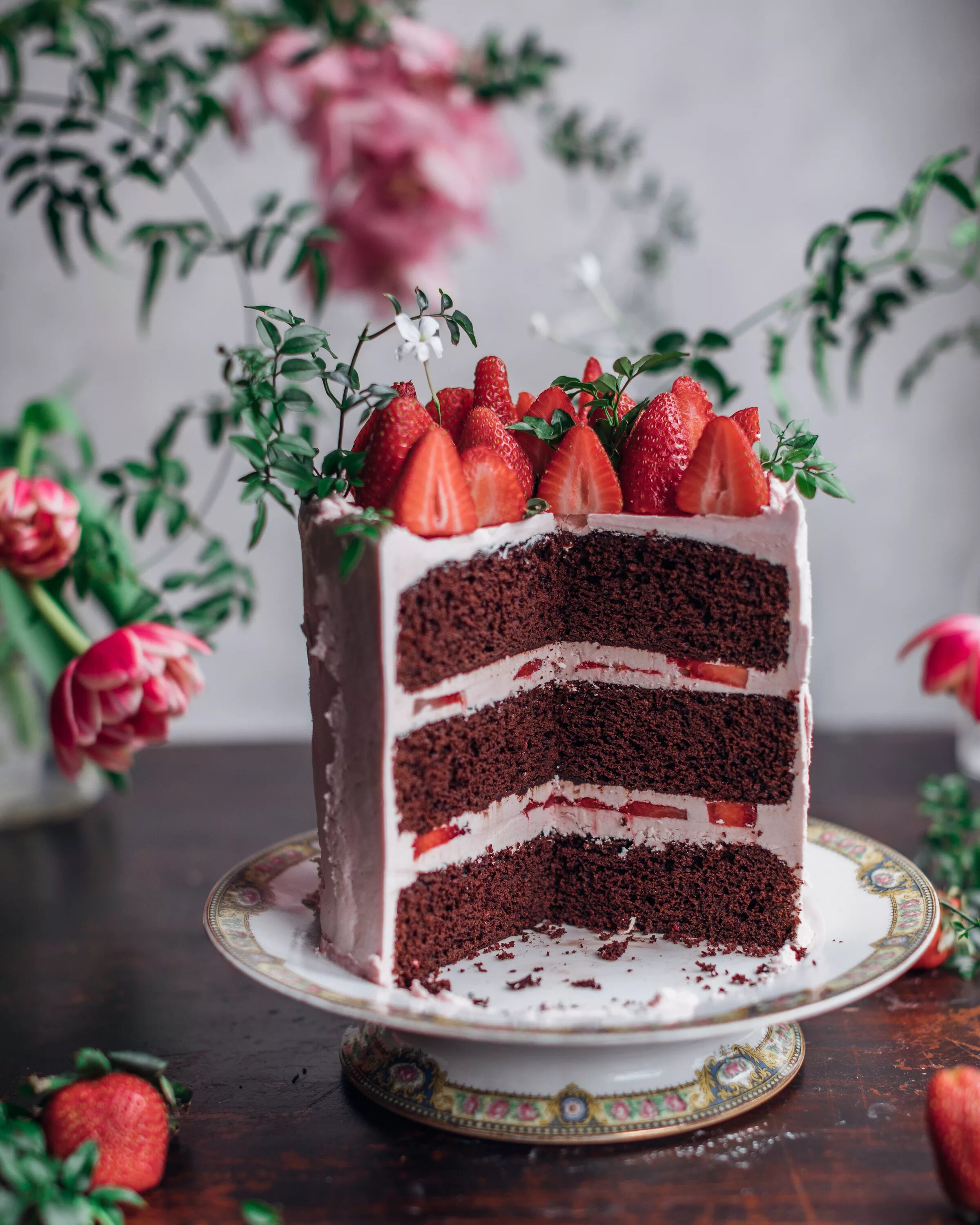 торт с клубникой. торт с клубникой сверху. крушение торта клубникой. самый вкусный торт. торт украшенный клубникой и шоколадом.