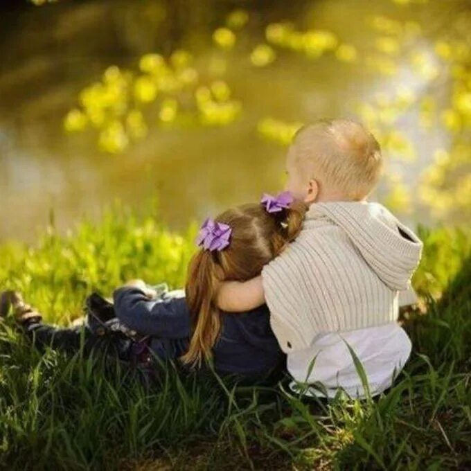 Офицер обнимает девушку. Радость жизни природа. Забота всегда приятна. Доброта души. Любовь к природе.