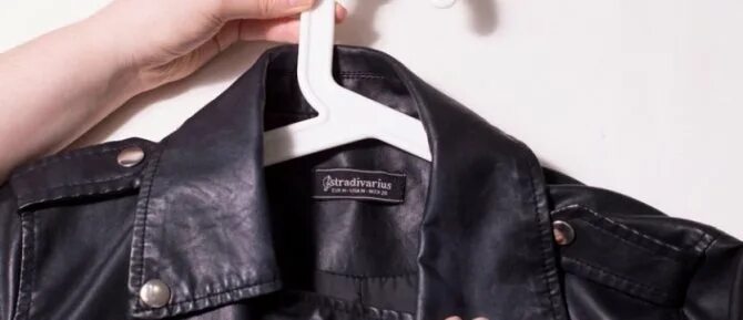 Отпаривание утюгом кожаной куртки. Разглаживание утюгом кожаной куртки. Можно ли гладить кожаную. Отпаривание куртки. Можно ли гладить кожаную.