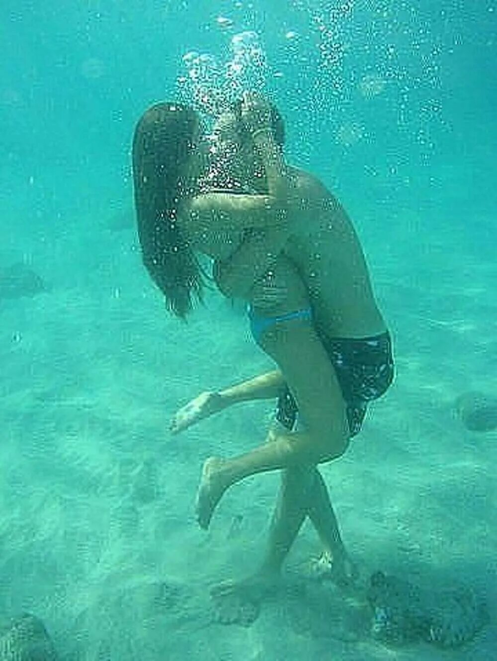 Парень и девушка в воде. Поцелуй в воде. Поцелуй под водой. Девушки в воде и под водой.