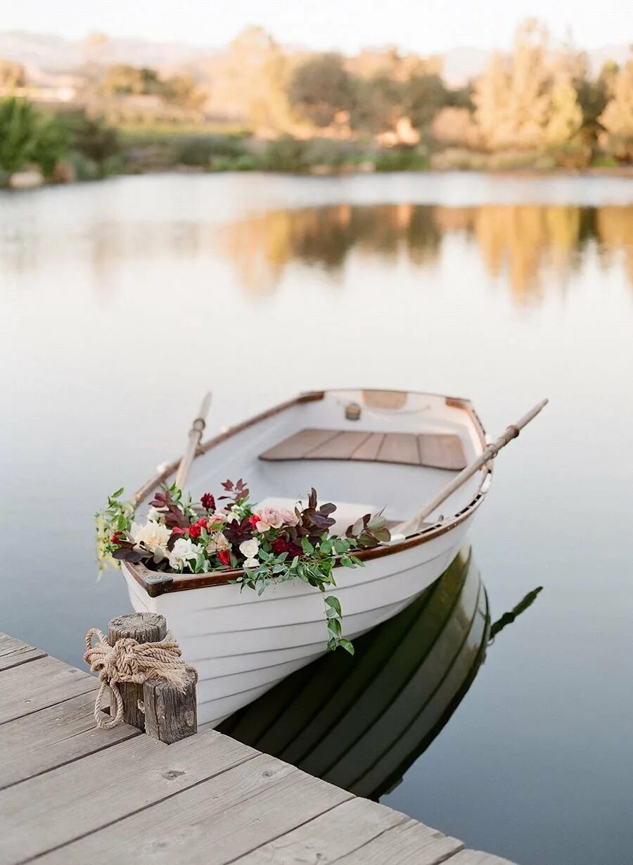 Лодка с цветами. Лодка на реке. Фотосессия в лодке. Фотосессия в лодке с цветами. Creative unsinkable boat decor