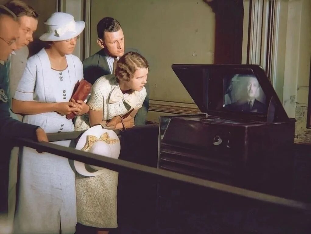 Телевизор 30 годов. Телевидение 1939 г США. Телевидение 1930. Телевидение 1930 годов. Телевизор 1930 года.