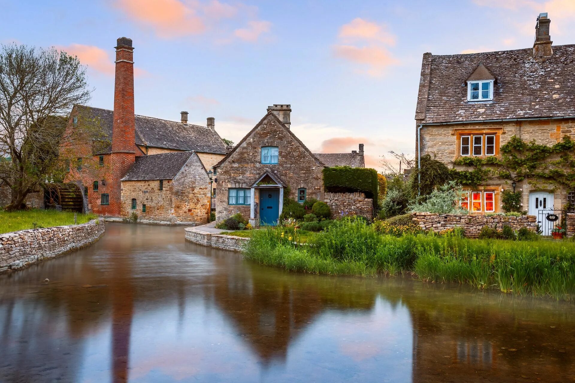 Villages england. Деревня графства Оксфордшир  Котсуолдс. Британская деревня Вулсторп. Рыбацкие деревни в Англии и Шотландии. Котсуолд Сказочная деревня.