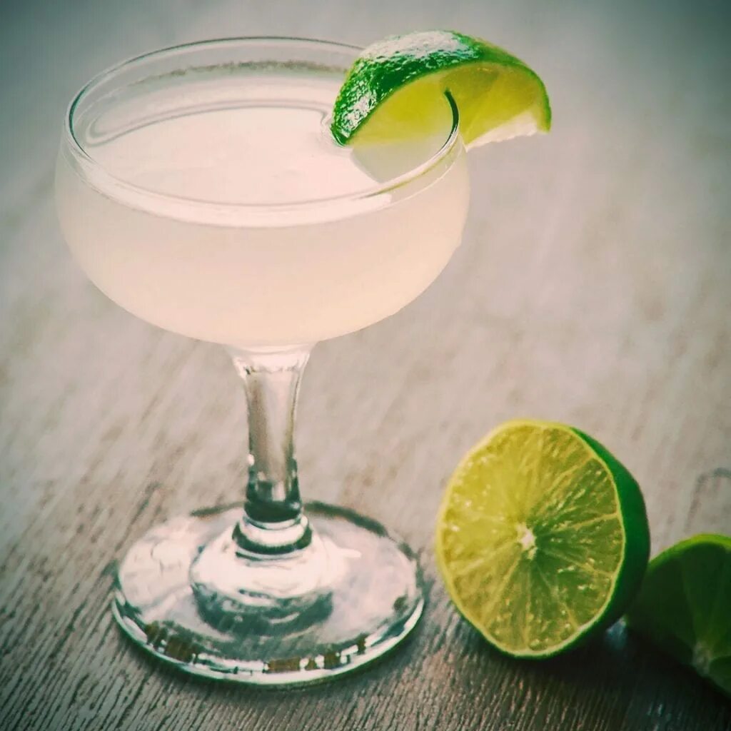 Gimlet. Gimlet коктейль. коктейль буравчик (гимлет). лаймовый джин. джин гимлет.