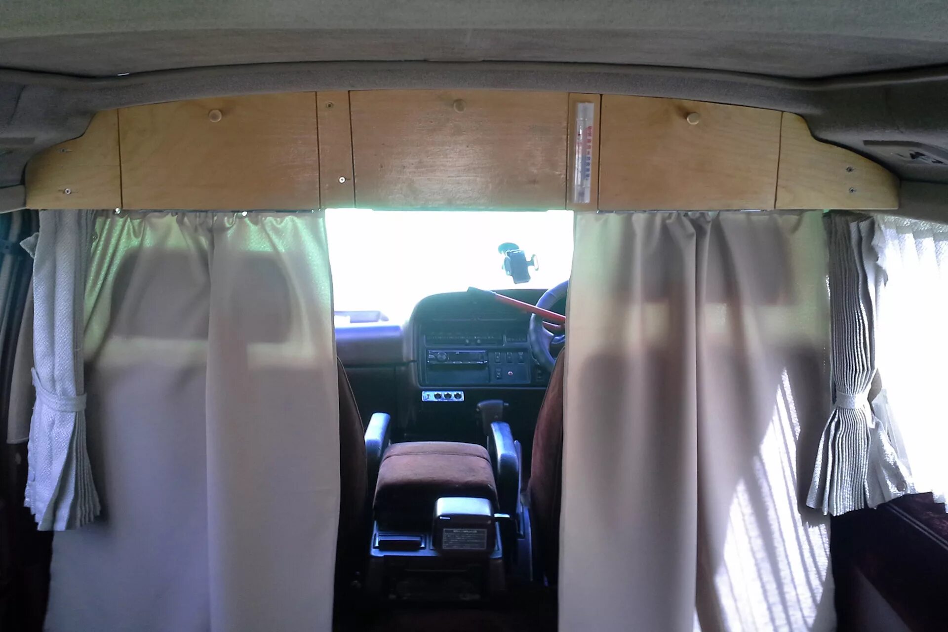 Установка шторок от Мерседес Спринтера - Toyota HiAce (H200), 2,7 л, 2009 года с