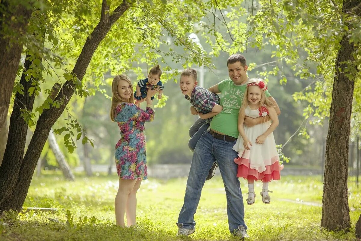 Открыли год семьи в городе. Семейная фотосессия на природе. Фотосессия семьи на природе. Семейная фотосессия в саду. Прогулка на природе.