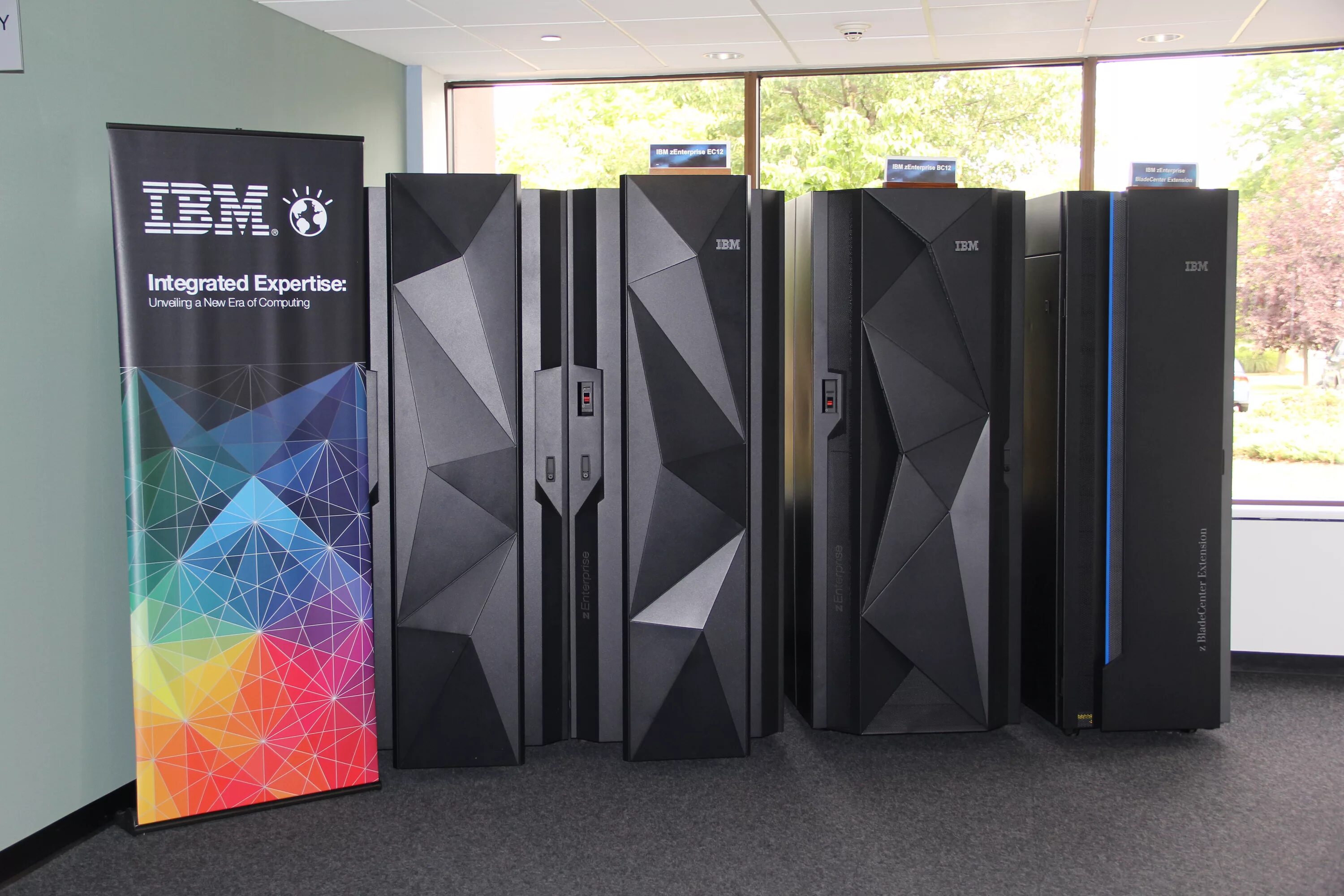 Main frame. Мэйнфрейм ibm. ibm z14. ibm system z12. ibm mainframe system z.