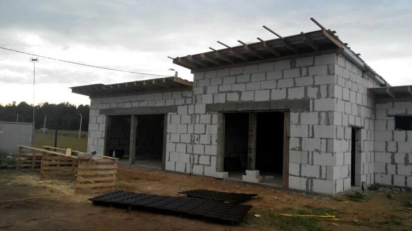 Гараж из газобетонных блоков. Гараж из пеноблоков. Гараж из пеноблоков. Стройка гаража из пеноблоков. Гараж из пеноблоков.