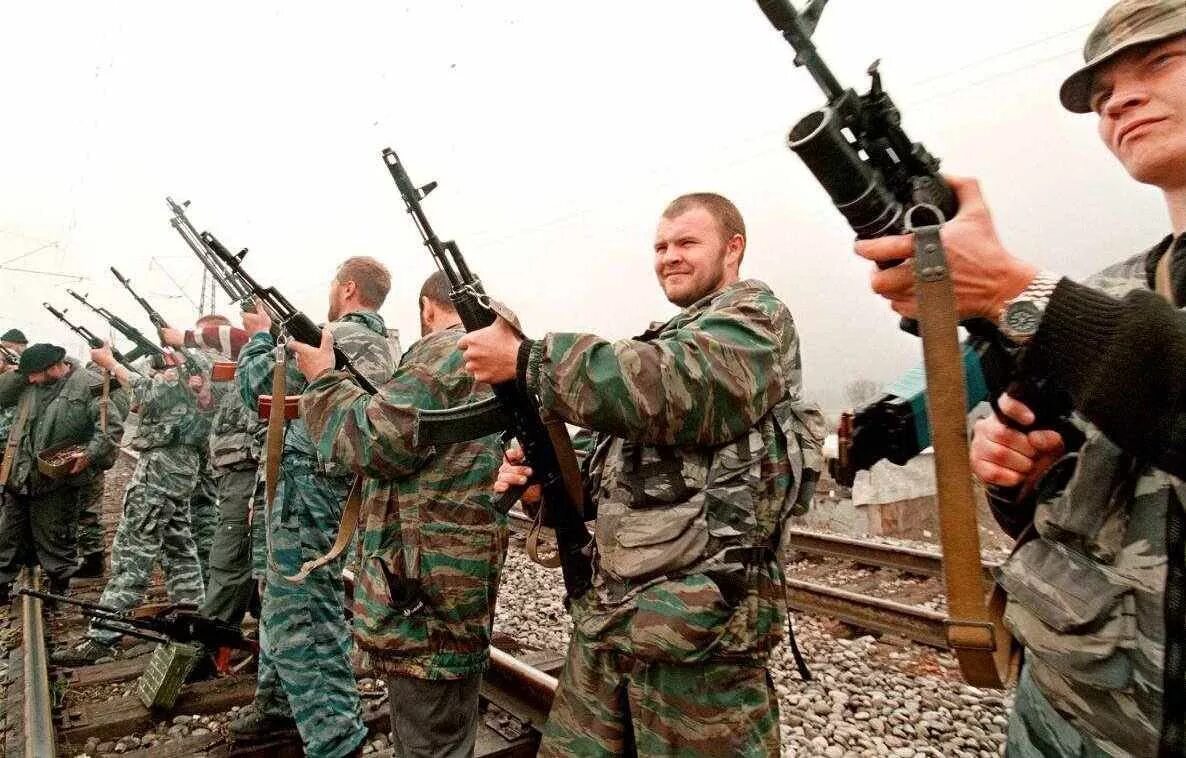 чечня грозный 1995 боевики. майкопская бригада 131 1995 чечня. ютуб 1995 год. дворец дудаева штурм грозного 1995. обсе чечня 1995.