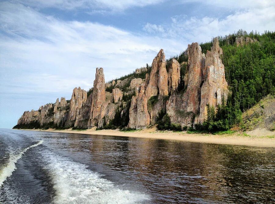 Природное наследие сибири. Река Лена Ленские столбы. Якутск Ленские столбы. Река Лена Якутия Ленские столбы. Каменные столбы на реке Лена.