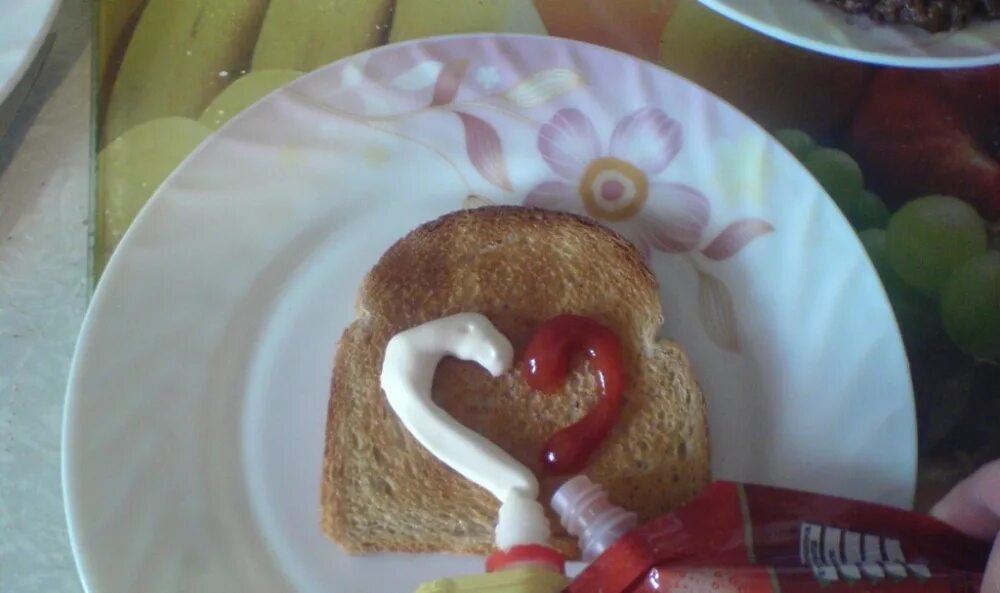 Хот дог с сосиской и кетчупом. Студенческий бутерброд. Хлеб с кетчупом. Сердечко из майонеза на хлебе. Хлеб с кетчупом и майонезом.