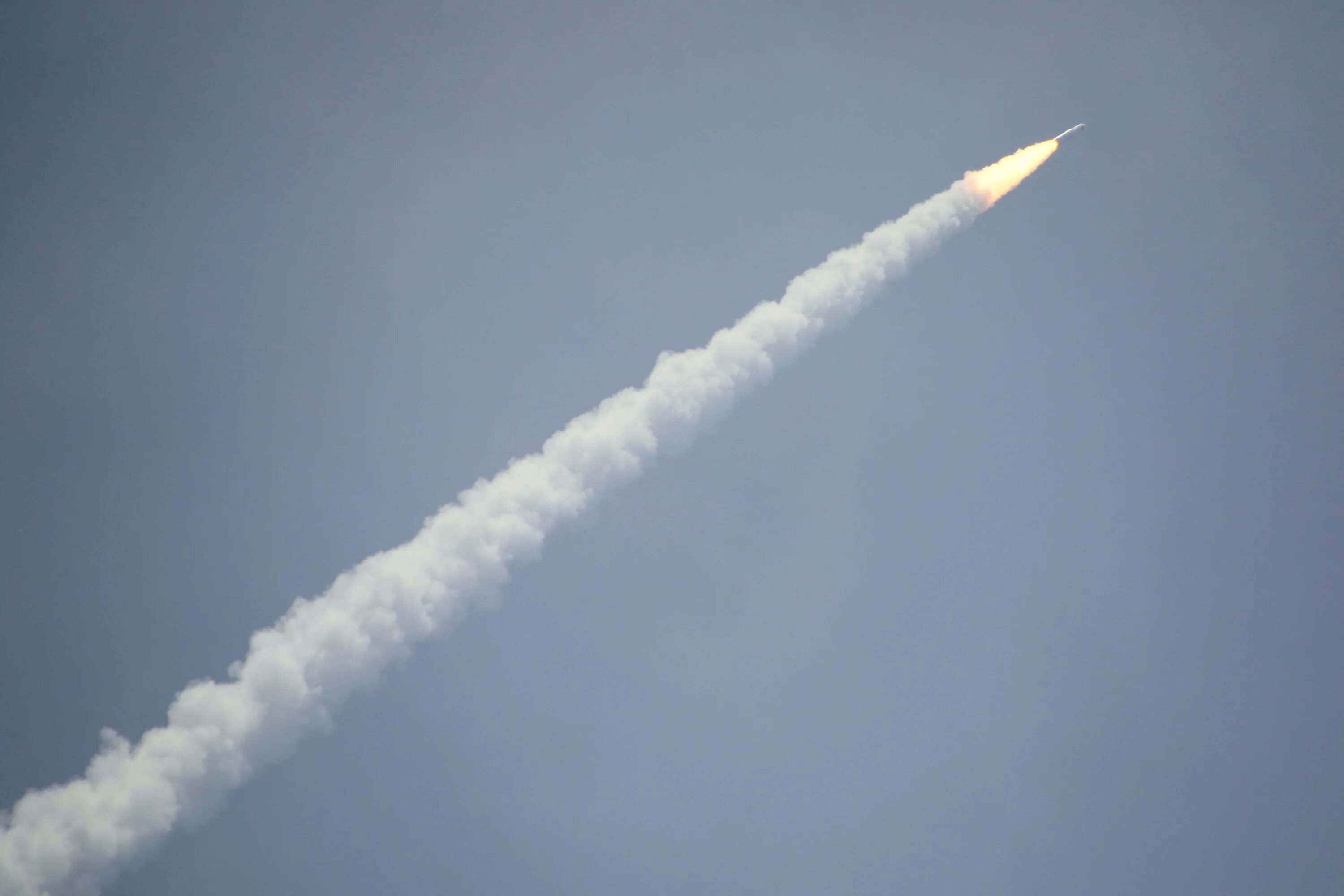 Ракеты носителя Чанчжэн-11. Ракета в небе. Ракета летит. След от крылатой ракеты.