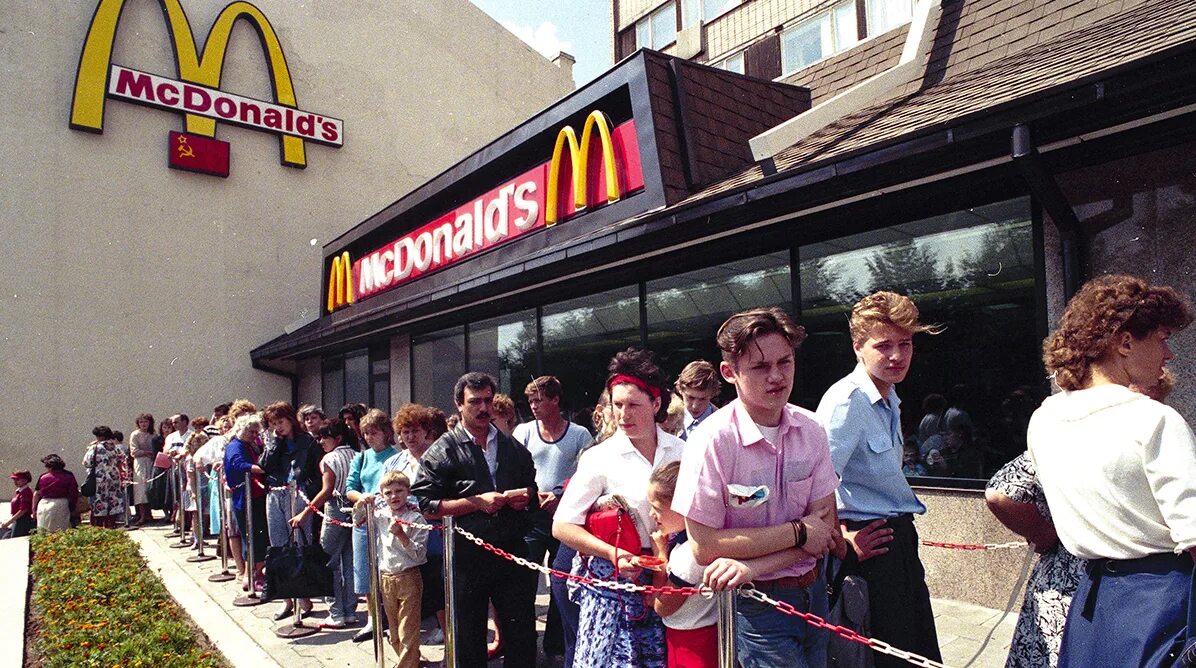 История фаст. Первый Московский Макдоналдс 1990. Первый ресторан макдональдс в Москве 1991 год. MCDONALD’S первый ресторан в России. Макдональдс Москва 1990 персонал.