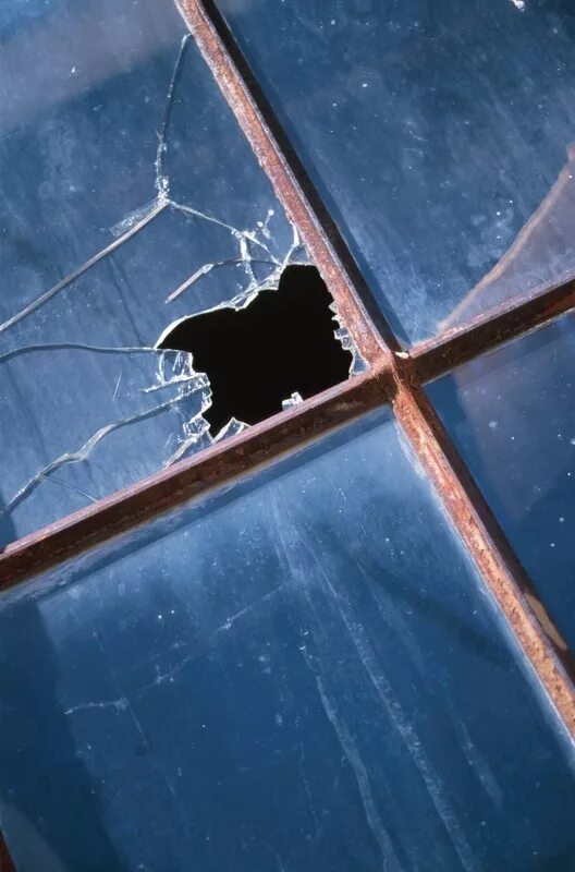 Снится трещина. Разбитое оконное стекло. Разбитое стекло в доме. Разбитый стеклопакет. Разбито стекло в окне.