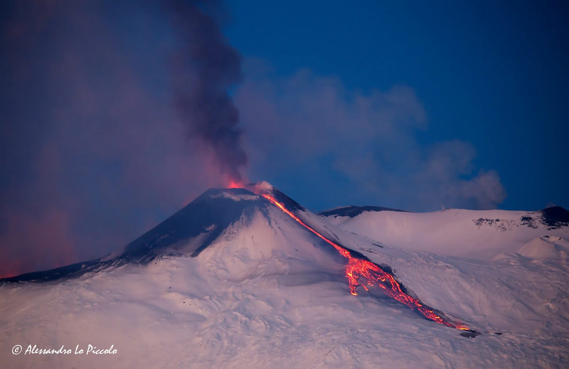 Вулкан Этна. Извержение вулкана Этна 2002. Извержение вулкана Этна 2020. Этна вулкан вершина. Действующий ли вулкан этна