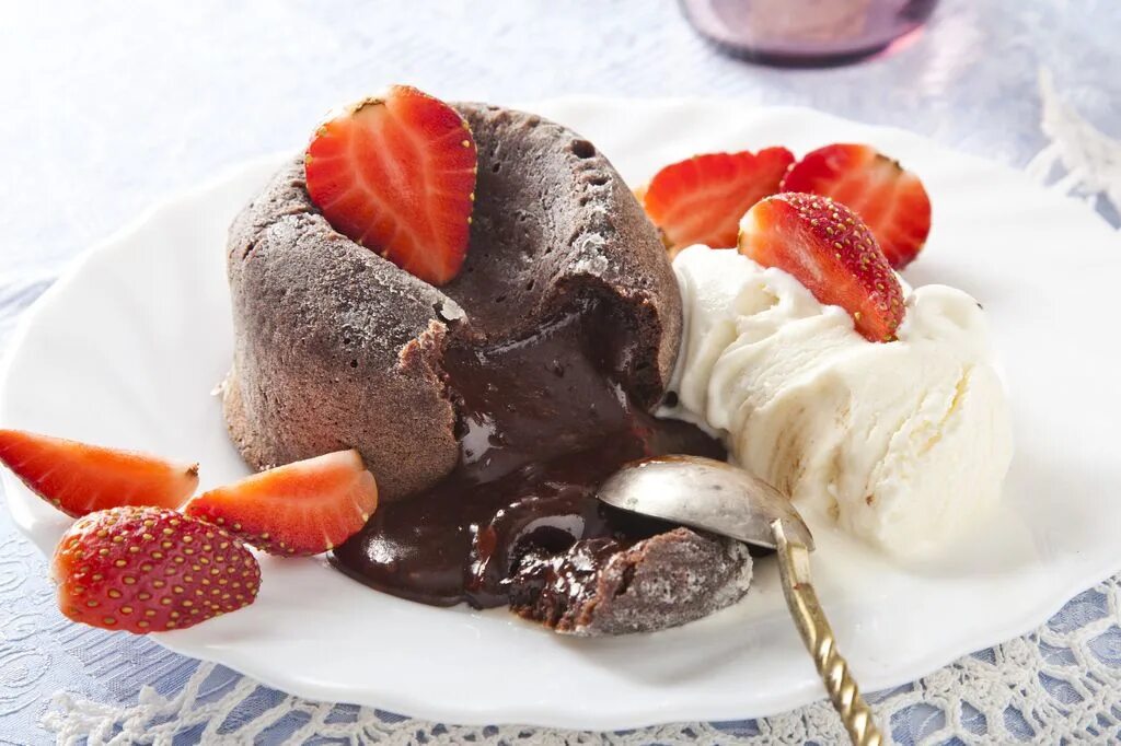 Горячая сладость. Шоколадный фондан. Шоколадный Фондант. Десерт шоколадный фондан. Шоколадный фондан с мороженым.