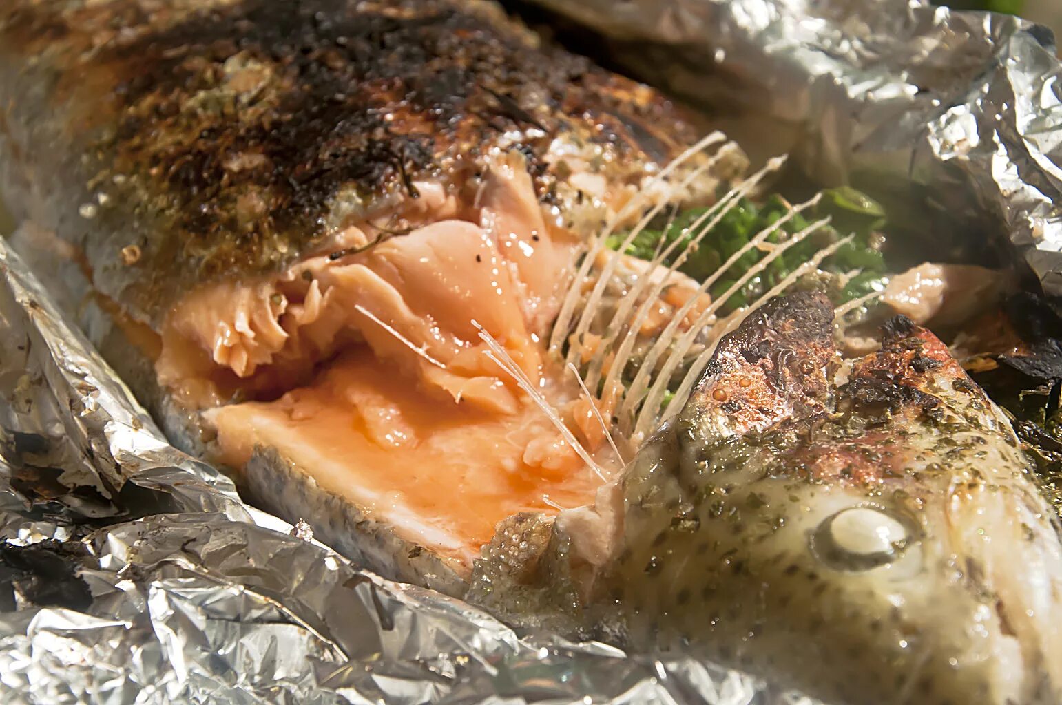 запечь форель в духовке целиком без фольги. форель запеченная в духовке в фольге. запечь форель в духовке целиком без фольги. форель радужная запеченная. запечь форель в духовке целиком без фольги.