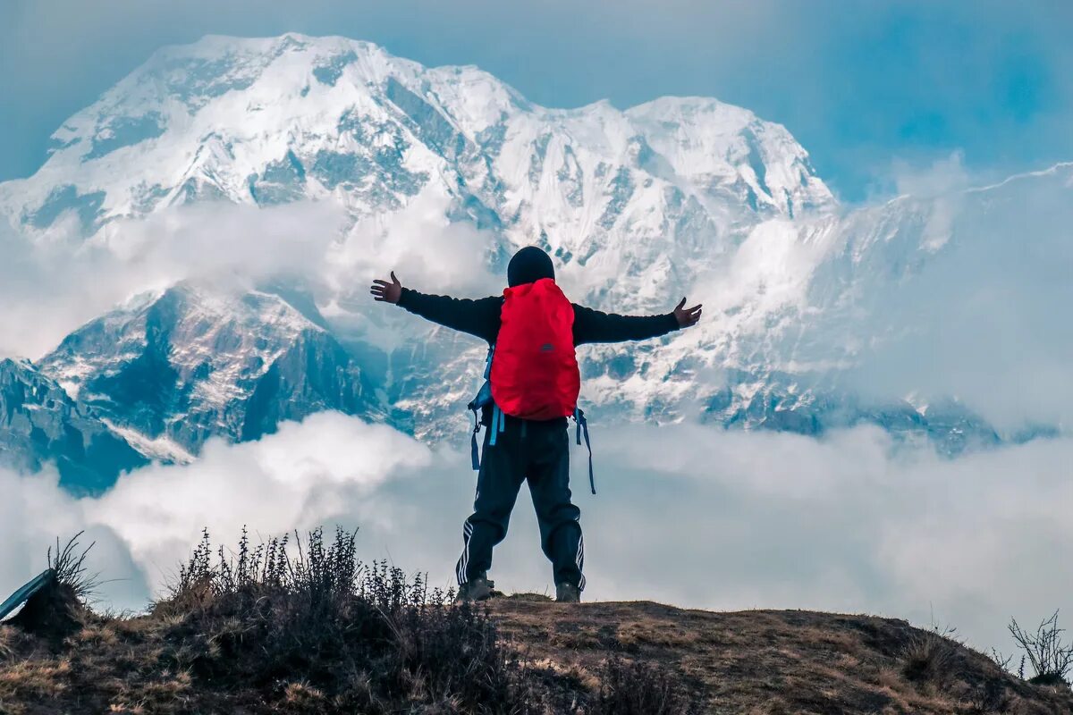 They climb like. Взбираться на гору. Мужчина в горах. Альпинисты в горах. Гора любви.