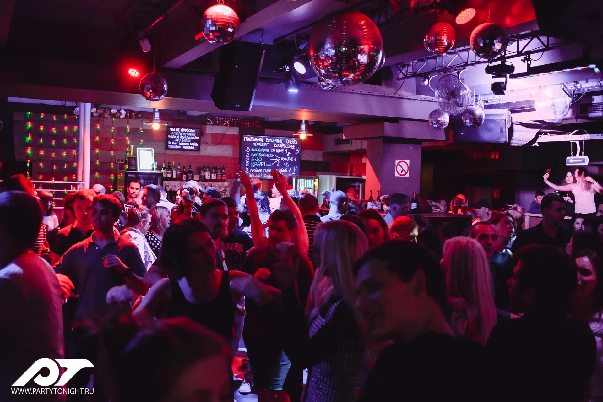 Шары екатеринбург базовый переулок. Lounge bar красноярск. Бар 5 часов. Паб игра. Бар 5 часов.