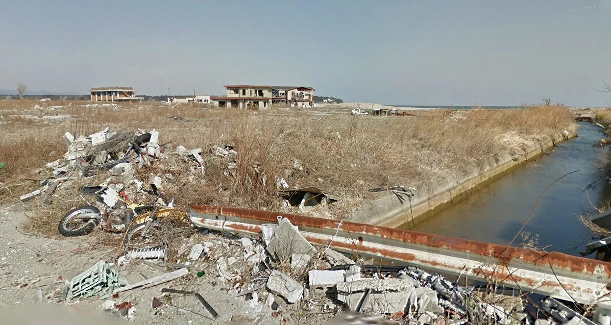 Фукусима 2011 зона отчуждения. Землетрясение 2011 япония аэропорт сендай. Зона отчуждения в японии фукусима. Японский город недалеко от места аварии. Японский город недалеко от места аварии.