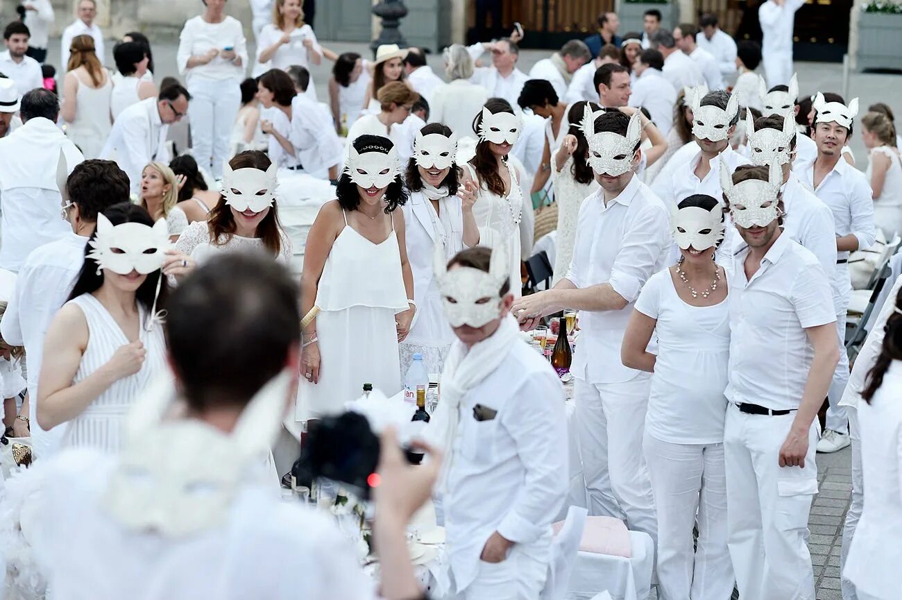 Везде все бело бело. Вайт пати. Стиль Sensation White Dress. White Sensation дресс код. Вечеринка в белом стиле.