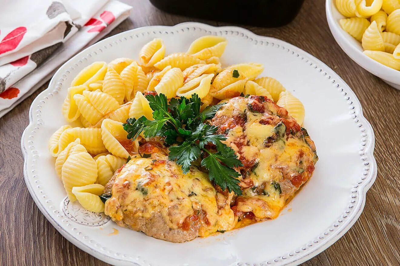 Рецепт куриных в духовке с макаронами. Макароны с отбивной. макароны с котлетой. отбивные с макаронами. макароны с сыром и курицей.
