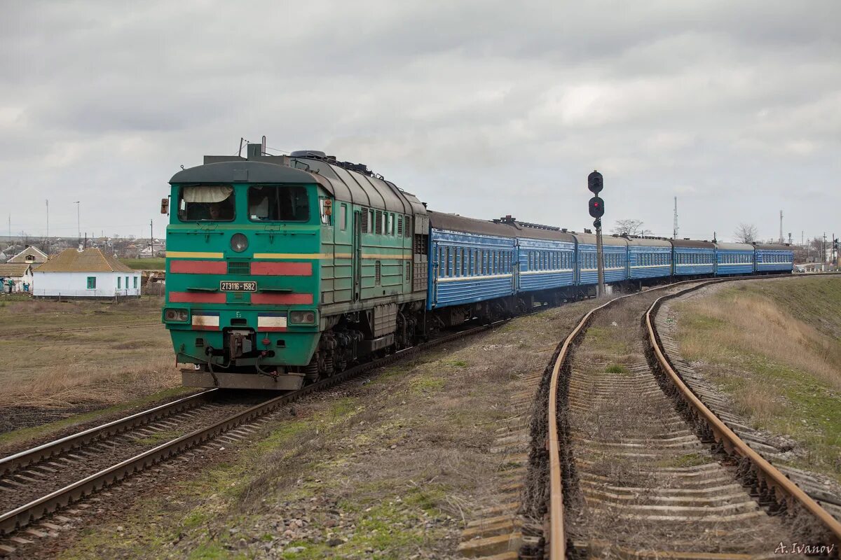 Пригородная джанкой. 2тэ116 Джанкой. ЖД станция Владиславовка. Станция Владиславовка Крым. Вокзал Владиславовка Крым.