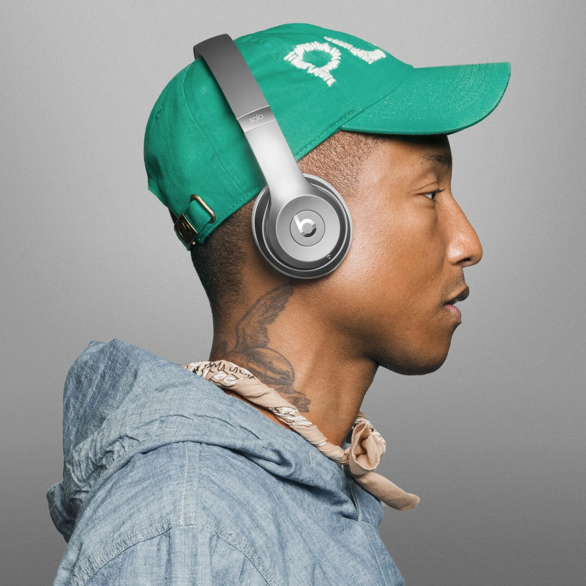 Битс слушать. Solo 3 Wireless. Beats Studio 3 Wireless на голове. Наушники soli Pro Pharrell Williams. Наушники Beats solo 3.