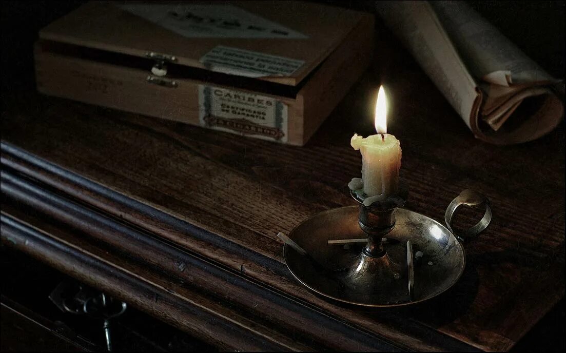 Davide groppi table light. зажги стол. две горящие свечи. горящая свеча на столе. свеча на столе.