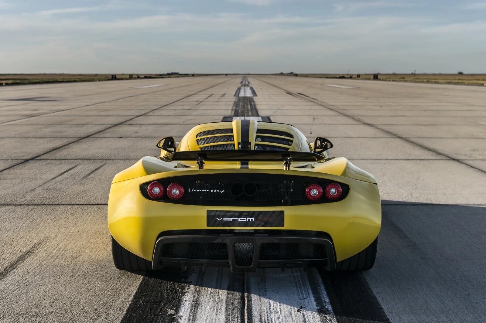 Машина venom gt. Хеннесси веном. Хеннесси веном спайдер. Хеннесси машина. Hennessey venom gt.