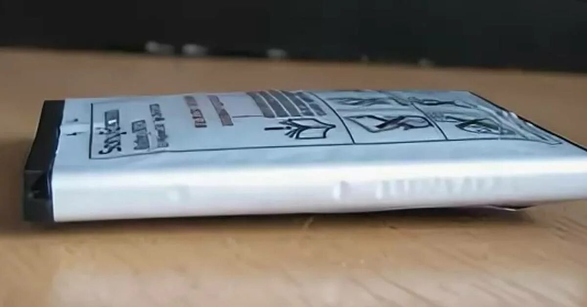 Вздутая батарея смартфона. Вздутие аккумулятора телефона. Вздулся аккумулятор в телефоне. Вздутый аккумулятор телефона. Вздутый акб в телефоне.