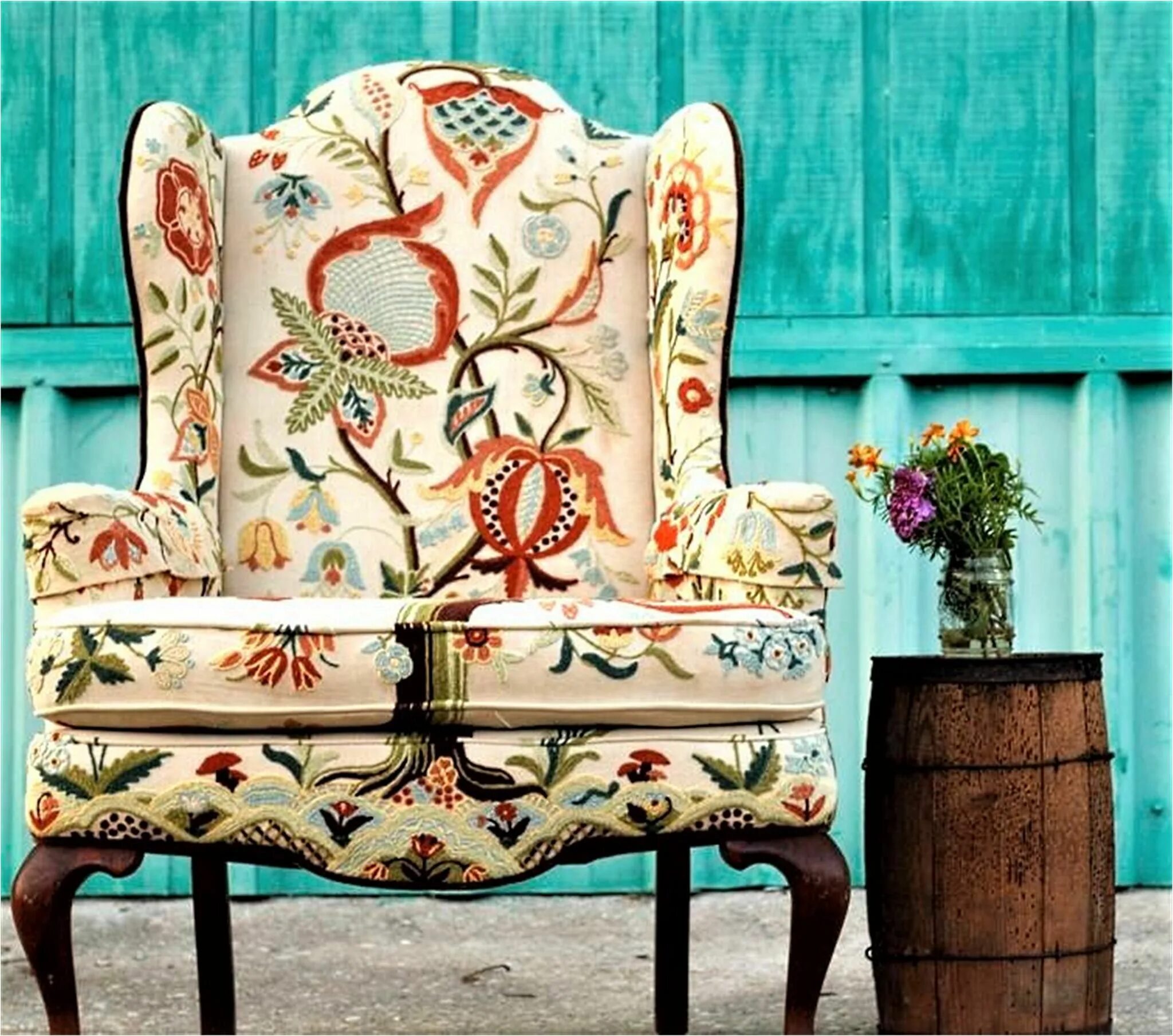 Стул обивка с цветами. Кресло с цветочным принтом. Кресло в винтажном стиле. Кресло дизайнерское. Кресло с цветочной обивкой.