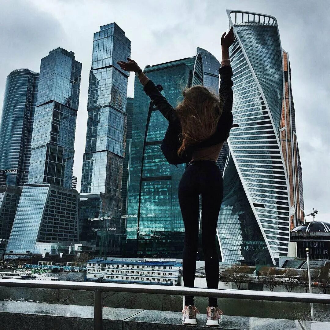 Москва сити фото людей. Фотосессия возле здания. Фотосессия на фоне зданий. Москва Сити фотосессия. Фотосессия в небоскребе.