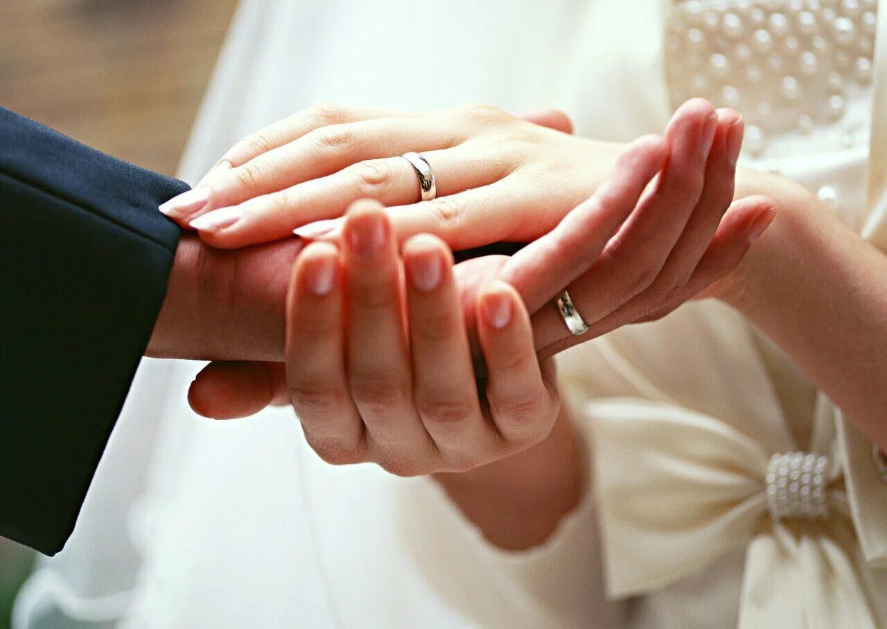 Давай дадим друг другу клятву. Свадебные кольца. Обручальные кольца на руках. Кольцо для замужества. Свадьба руки с кольцами.