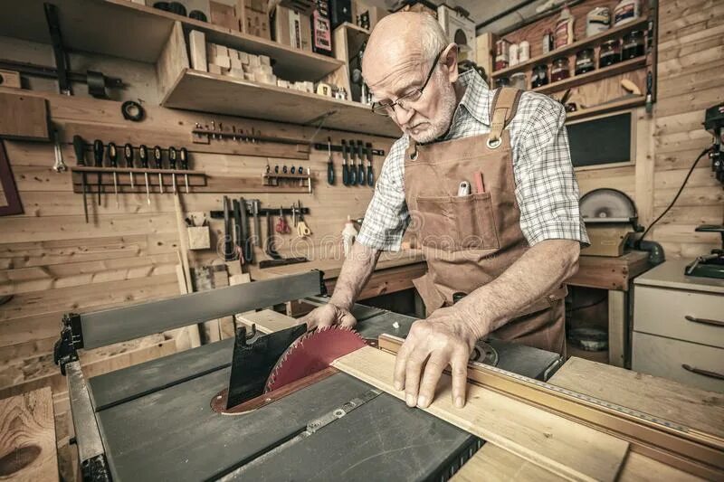 Мастер плотник на все руки. Карпентер деревообработка. old italian carpenter. черно белое фото плотника за рубкой дома. alexander carpenter works in sales and he s a regional manager he.
