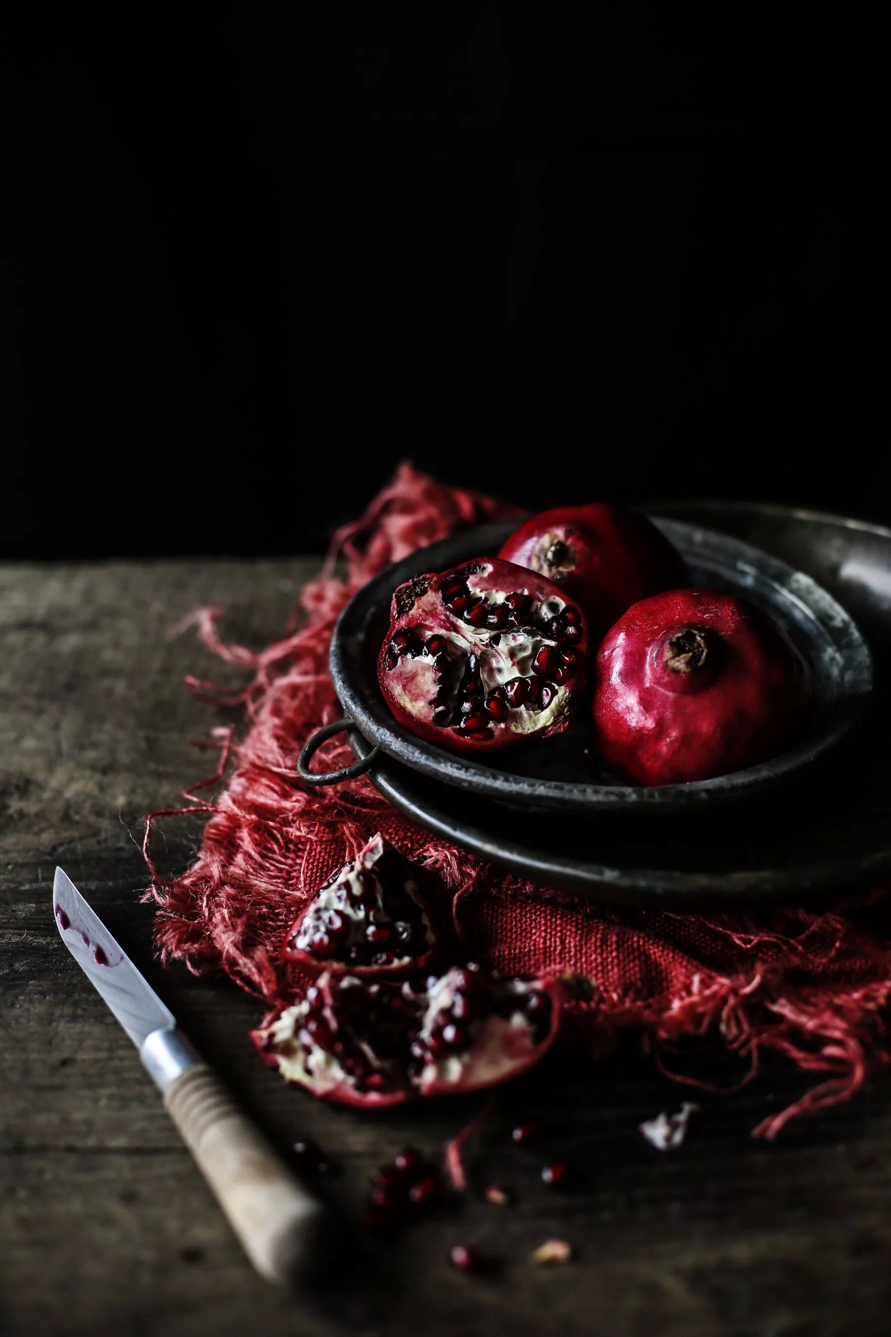 Черный гранат фрукт. Гранат 8к. Эстетика бордового. Бордовые ягоды. Гранат.