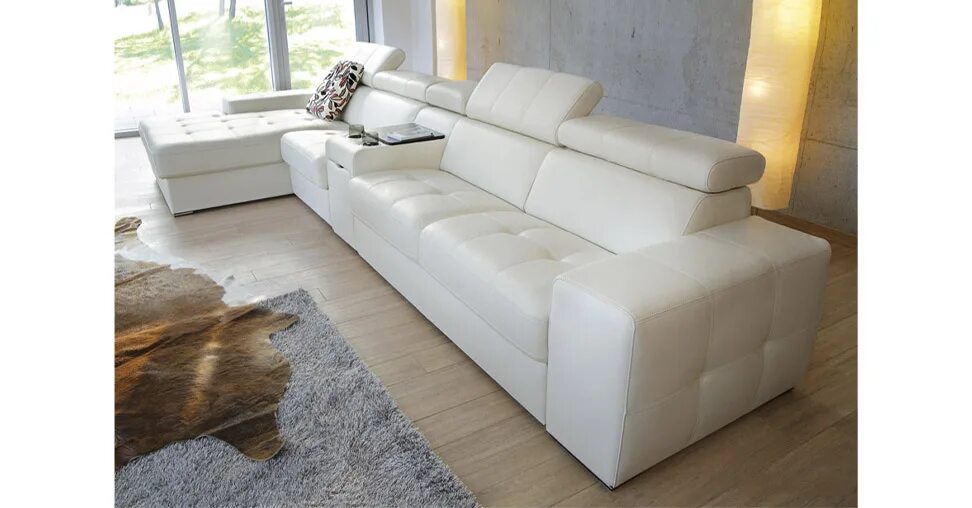 Белый кожаный диван. Длинный угловой диван. Большой белый диван. Белый кожаный диван угловой.