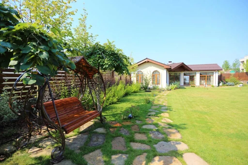 Ресторан кавказский дворик сочи. Кавказский дворик, сочи, волжская улица. Итальянский дворик в москве новослободская. Красивая дача. Лорик и ее дворик новое.