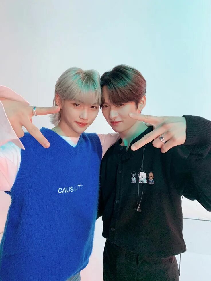 Moans stray kids. Stray kids easy. Группа stray kids. Felix and hyunjin. Сынмин маниак.