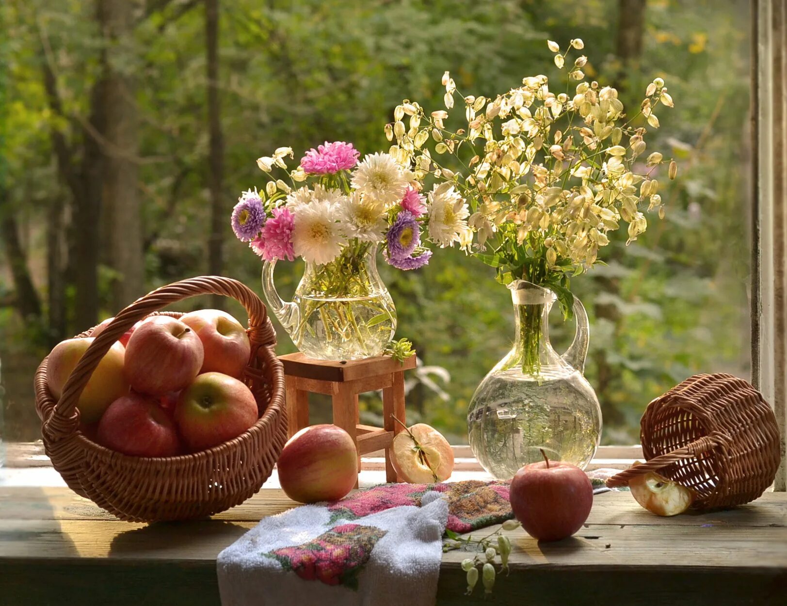 Доброго утра августа красивые. Натюрморт. Натюрморт с яблоками. Красивые натюрморты. Натюрморт с цветами и фруктами.
