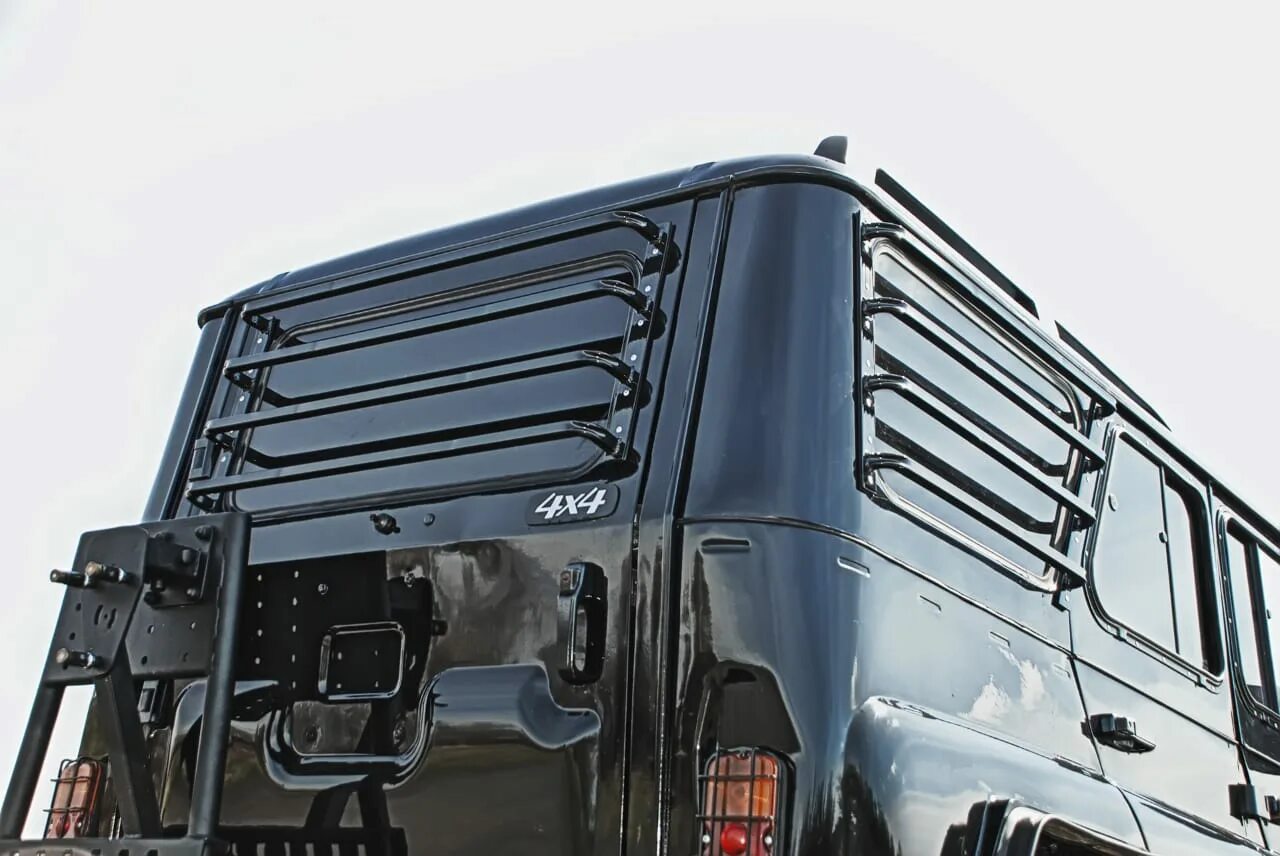 Land rover defender 110 защита. Защита боковых окон уаз хантер. Защита боковых окон. Защита боковых окон уаз хантер. Решетка на боковые окна внедорожника.