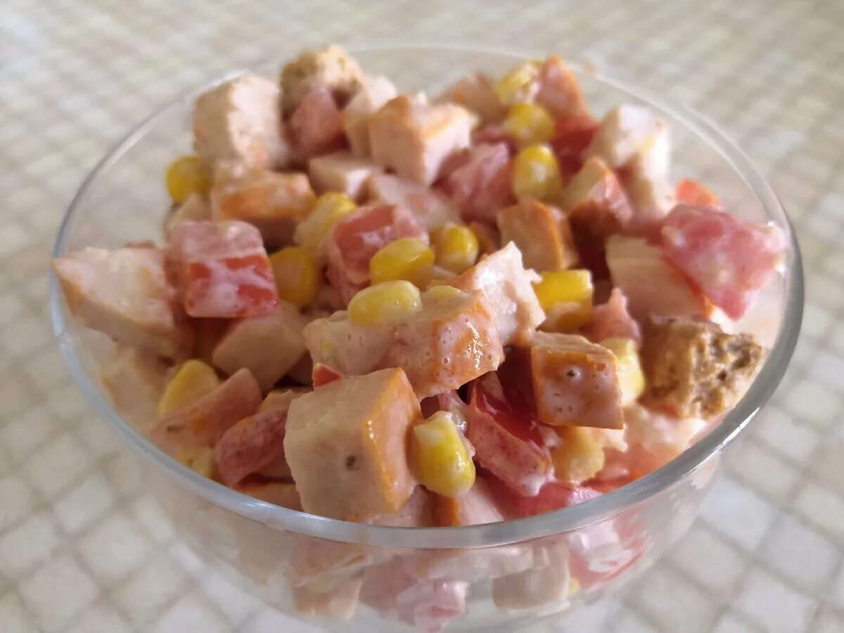 Салат с кириешками и кукурузой и копченой курицей. Салат с копченой курицей сухариками и кукурузой. Салат с копченой курицей сухариками и кукурузой. Салат из копченой курицы и кукурузы помидор и листьев. Салат с копченой курицей сухариками и кукурузой.
