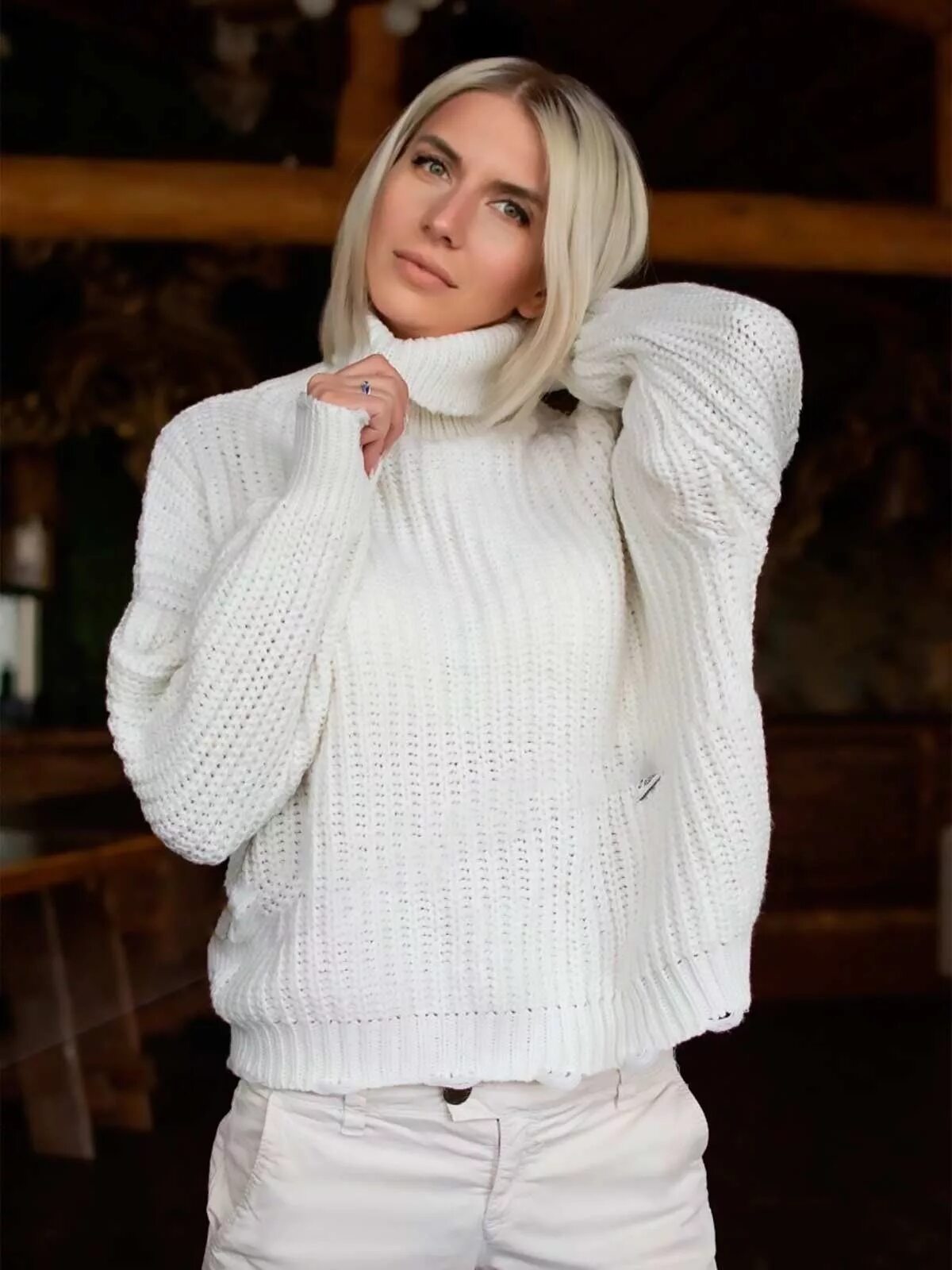 свитер vilatte d39. фото белого свитера женские. свитер женский. красивый белый свитер. белый вязаный свитер женский.