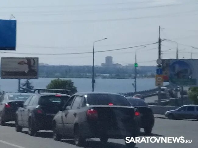 Энгельс въезд на мост в Саратов. Заезд на мост Саратов Энгельс. Саратов пробки на мосту. Въезд по мосту в Саратов.